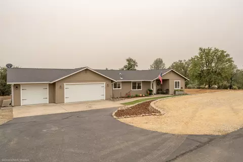 11421 Prosperity Ln, Redding, CA 96003 photo 2