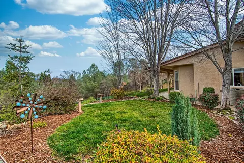 2405 Cumberland Dr, Redding, CA 96001 photo 2