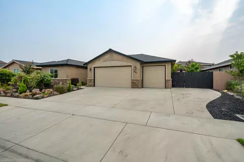 651 Rogue River Way, Redding, CA 96003 photo 4
