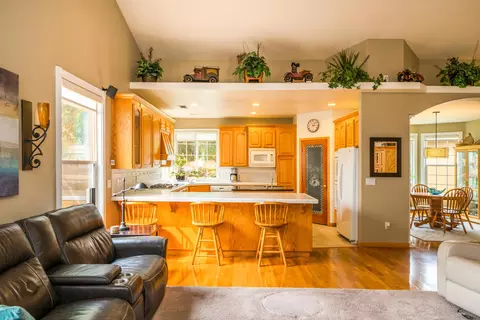3127 Forest Hills Dr, Redding, CA 96002 photo 4