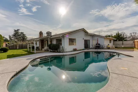 3401 Lagoon Dr, Redding, CA 96001 photo 2