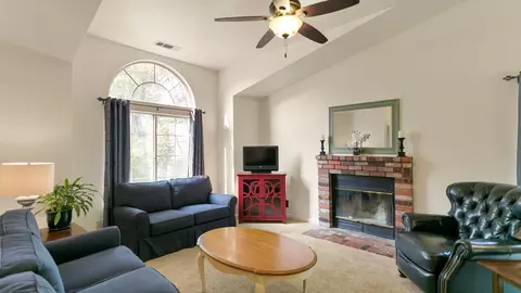 3326 Auburn Dr, Redding, CA 96001 photo 4