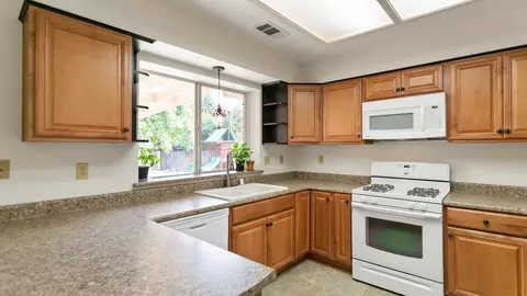 3326 Auburn Dr, Redding, CA 96001 photo 2