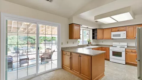 3326 Auburn Dr, Redding, CA 96001 photo 3