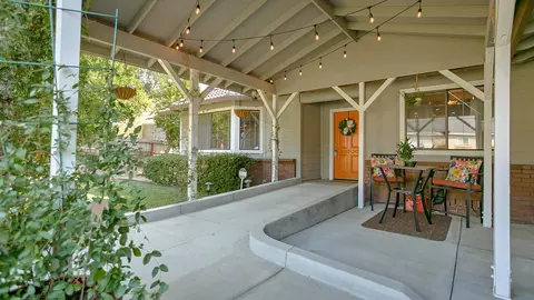 847 Country Oak Dr, Redding, CA 96003 photo 2