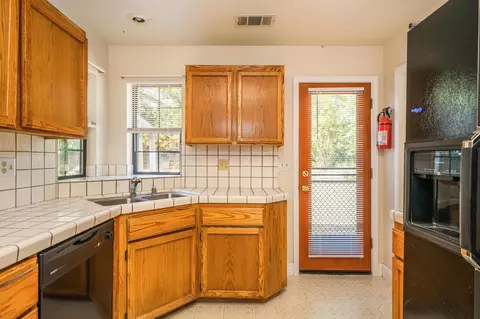 2110 Tiburon Dr, Redding, CA 96003 photo 5