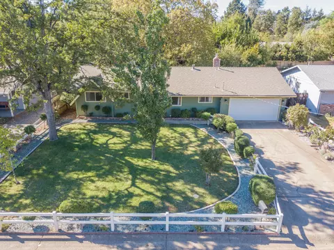1892 Lindeena Ln, Redding, CA 96002 photo 3