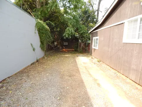 1067 A B California St, Redding, CA 96001 photo 35