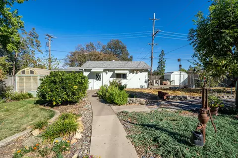 1555 Pleasant St, Redding, CA 96001 photo 2