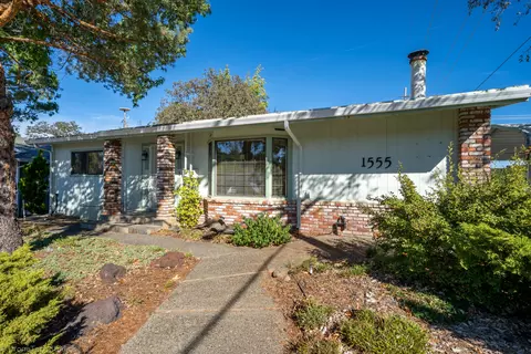 1555 Pleasant St, Redding, CA 96001 photo 1
