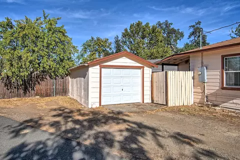 1112 Grange St, Redding, CA 96001 photo 2