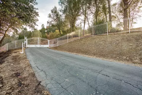 16211 Purple Elm Dr, Redding, CA 96001 photo 2