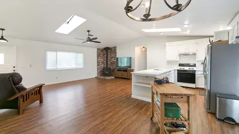2025 S Ridge Dr, Redding, CA 96003 photo 5