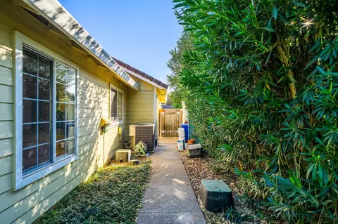 2366 Castlewood Dr, Redding, CA 96002 photo 27