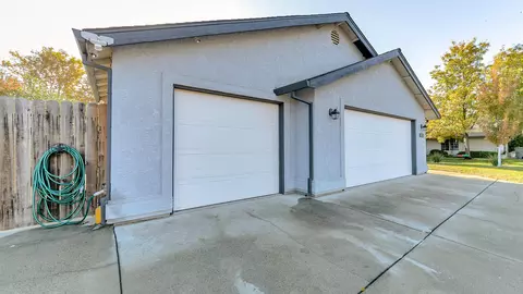 2193 Hacienda St, Redding, CA 96003 photo 2