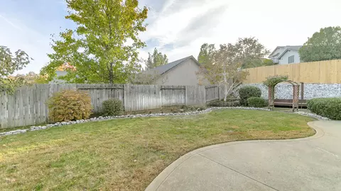 1081 Edgewater Ct, Redding, CA 96003 photo 23