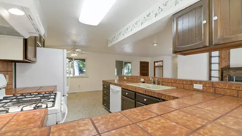 8945 Sadawa Ln, Redding, CA 96001 photo 9