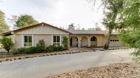 8945 Sadawa Ln, Redding, CA 96001 photo 2