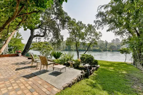 2545 Freebridge St, Redding, CA 96001 photo 2
