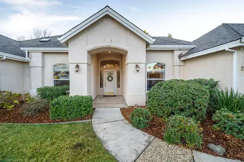 2623 Casabella Dr, Redding, CA 96002 photo 2