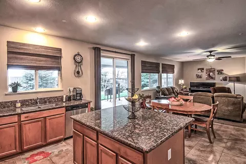 3401 Carlsbad Ln, Redding, CA 96002 photo 9
