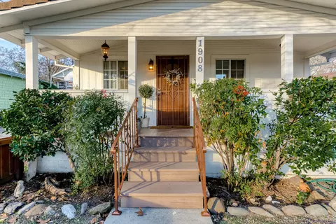 1908 Chestnut St, Redding, CA 96001 photo 1