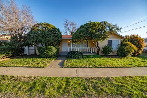 927 Florence St, Redding, CA 96001 photo 1