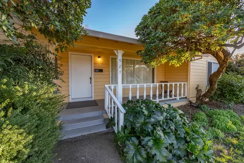 927 Florence St, Redding, CA 96001 photo 2