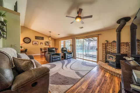 2136 Hacienda St, Redding, CA 96003 photo 4