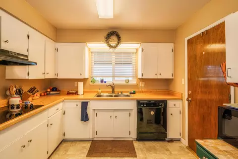 4710 Enchanted Way, Redding, CA 96001 photo 9