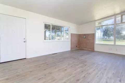 6945 Skyway St, Redding, CA 96002 photo 4