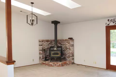 1381 Edgewood Dr, Redding, CA 96003 photo 3