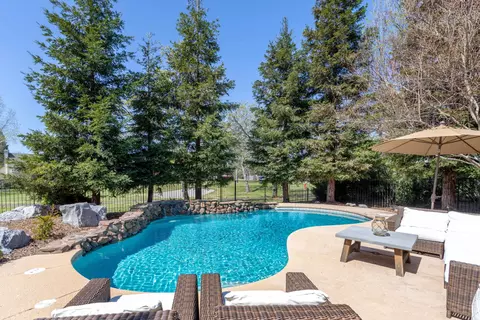 2230 Hope Ln, Redding, CA 96003 photo 2
