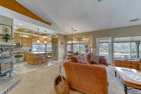 8302 Whispering Oaks Rd, Redding, CA 96002 photo 5