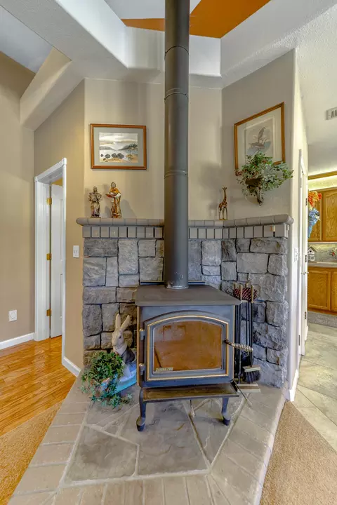 8302 Whispering Oaks Rd, Redding, CA 96002 photo 7