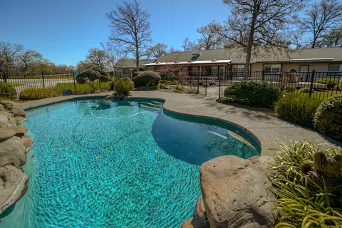 8302 Whispering Oaks Rd, Redding, CA 96002 photo 2