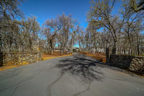 8302 Whispering Oaks Rd, Redding, CA 96002 photo 3