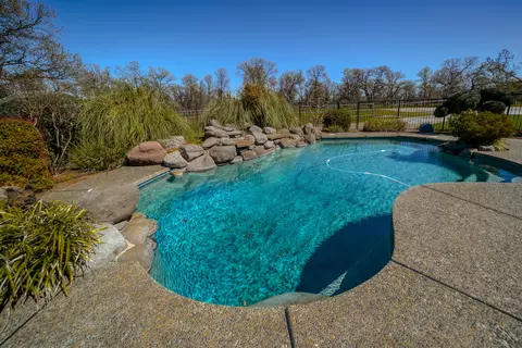 8302 Whispering Oaks Rd, Redding, CA 96002 photo 38