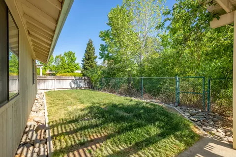 2431 Candlewood Dr, Redding, CA 96003 photo 12