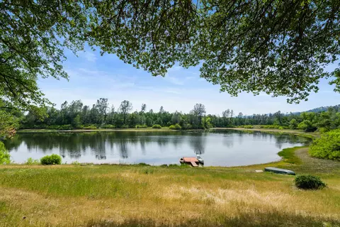 8144 Montgomery Cir, Redding, CA 96001 photo 2