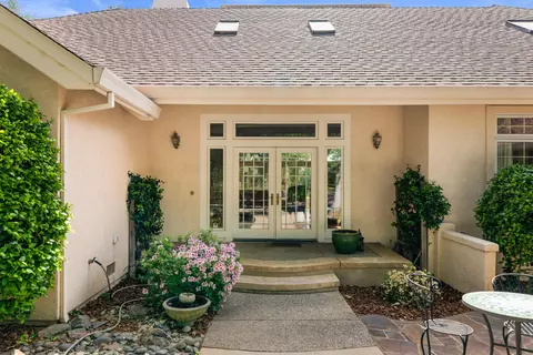 8144 Montgomery Cir, Redding, CA 96001 photo 3