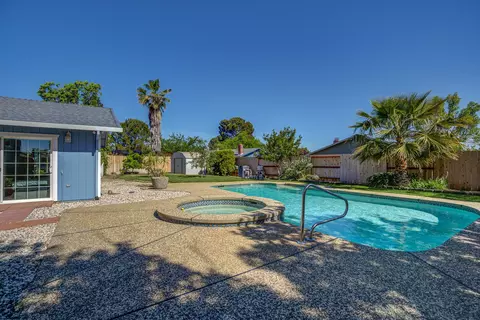 202 Woodhill Dr, Redding, CA 96003 photo 4
