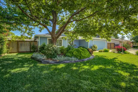 202 Woodhill Dr, Redding, CA 96003 photo 2