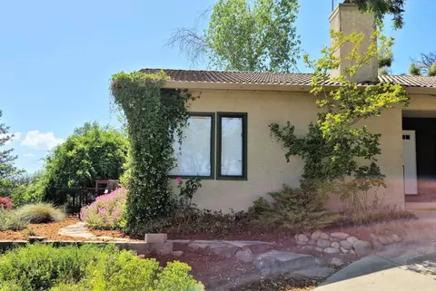 560 Turquoise Ct, Redding, CA 96003 photo 2