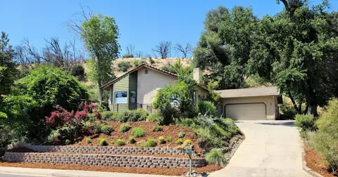 560 Turquoise Ct, Redding, CA 96003 photo 1