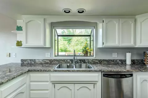 560 Turquoise Ct, Redding, CA 96003 photo 8