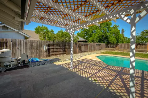 1661 Oak Mesa Ln, Redding, CA 96003 photo 2