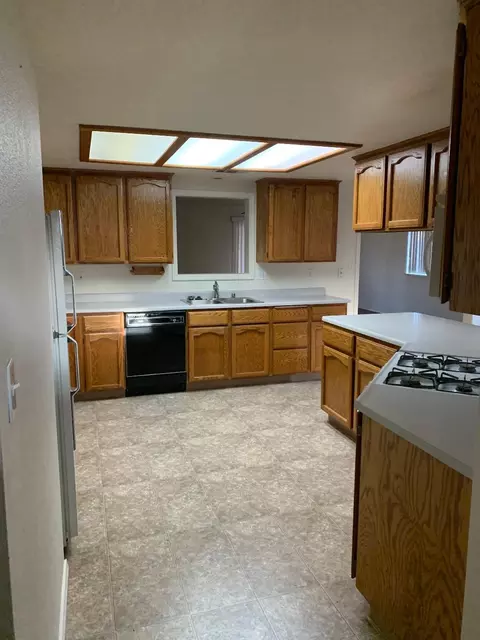 2960 Sporting Ct, Redding, CA 96001 photo 4