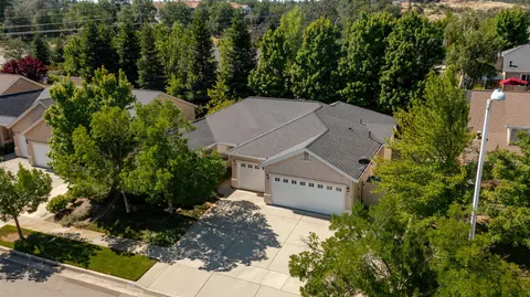 943 Leisha Ln, Redding, CA 96001 photo 1