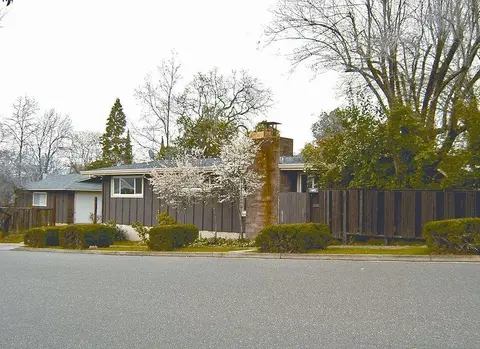 1605 Oak St, Redding, CA 96001 photo 1
